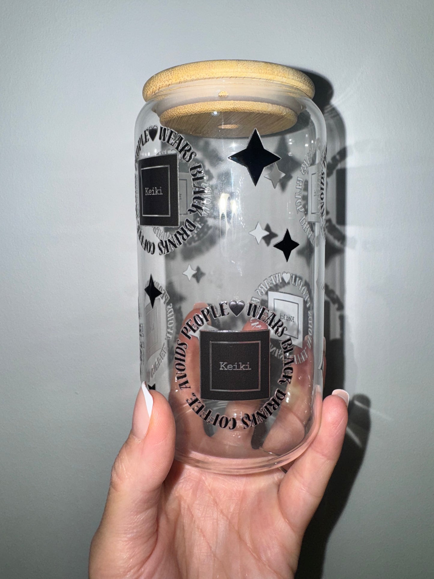 Glass tumbler with straw